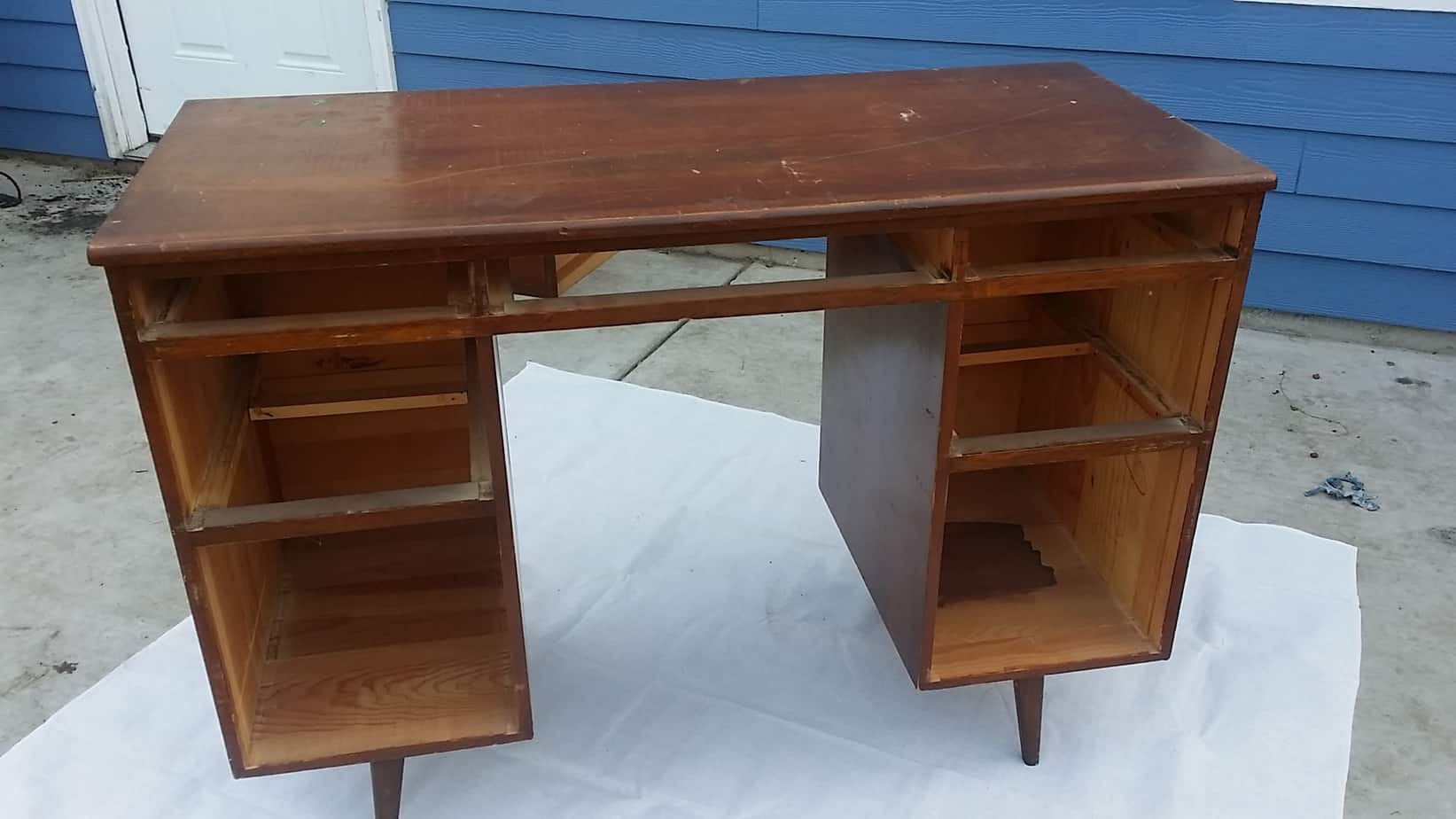 Stripping a work desk 