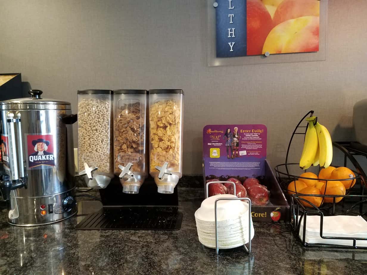 Best Western University Inn at Valparaiso - Breakfast Bar 