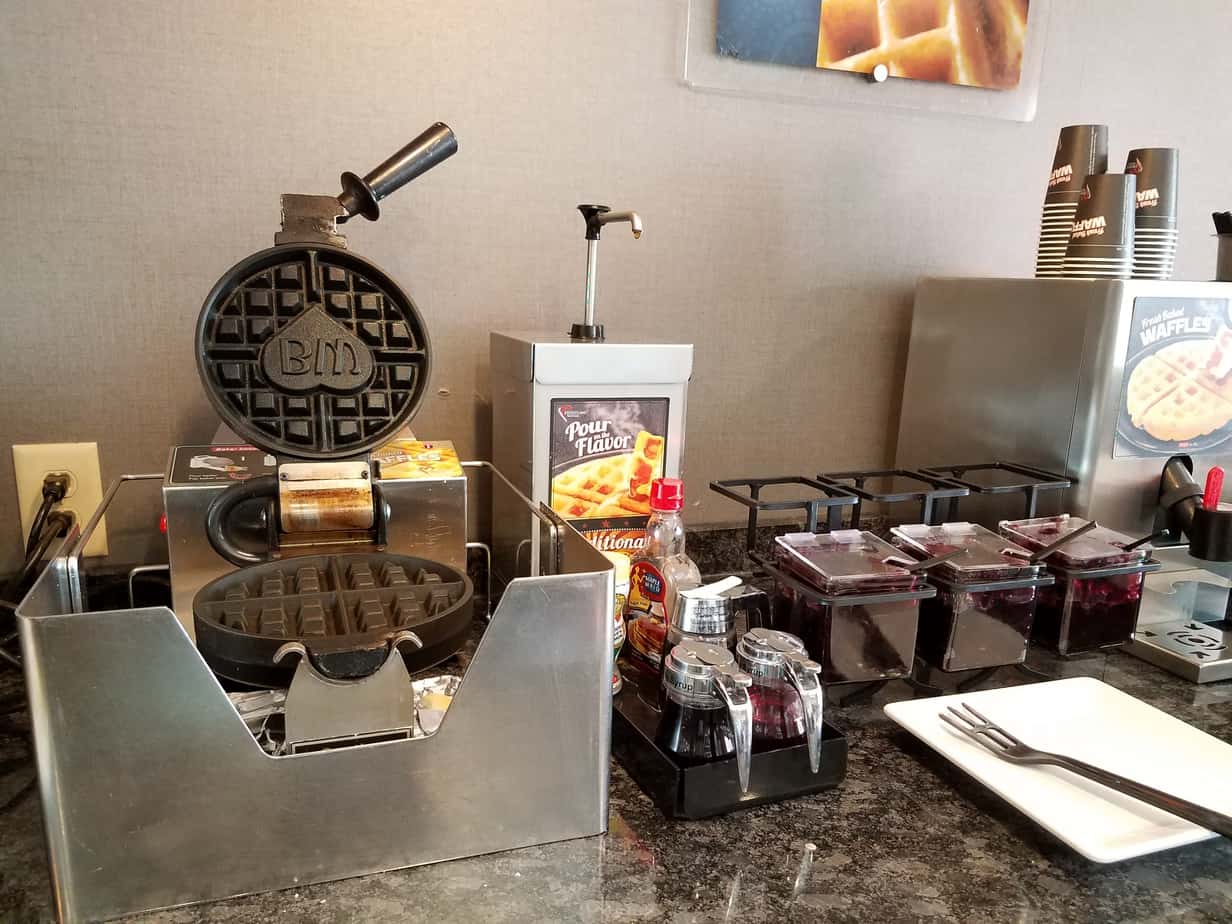 Best Western University Inn at Valparaiso - Breakfast Bar 