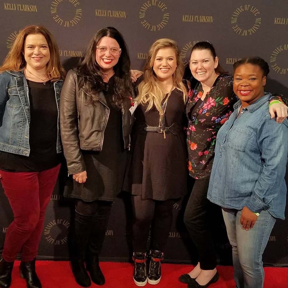 Laurie Whte, Laura Mayes, Kelly Clarkson, Jyl Patee and Natasha Nicholes with Kelly Clarkson and Meaning of Life Event